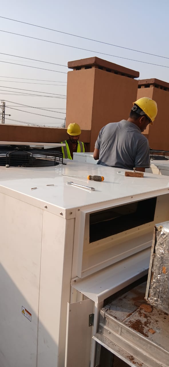Rooftop unit assembly at site