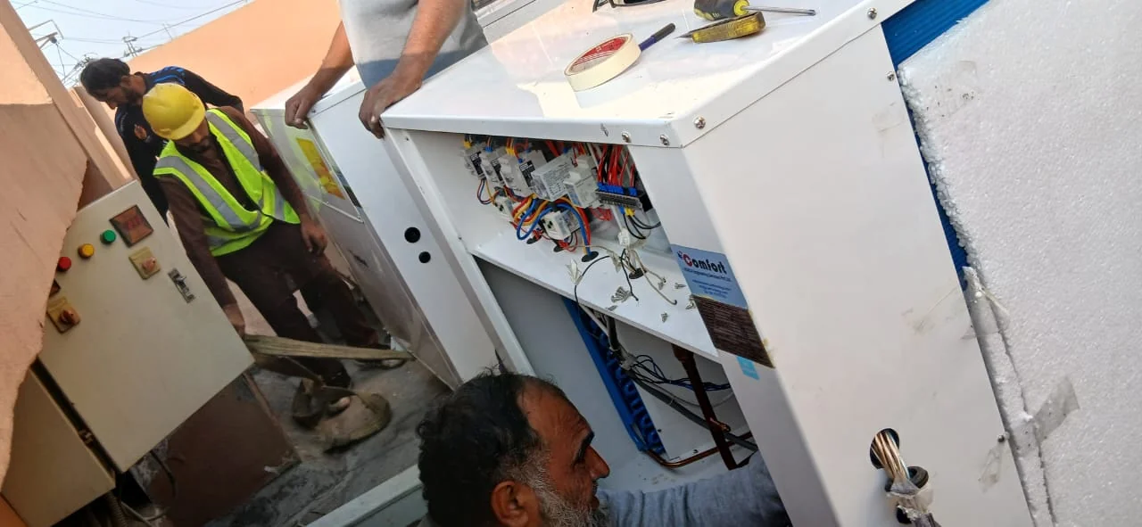 Comfort service team working on a rooftop unit